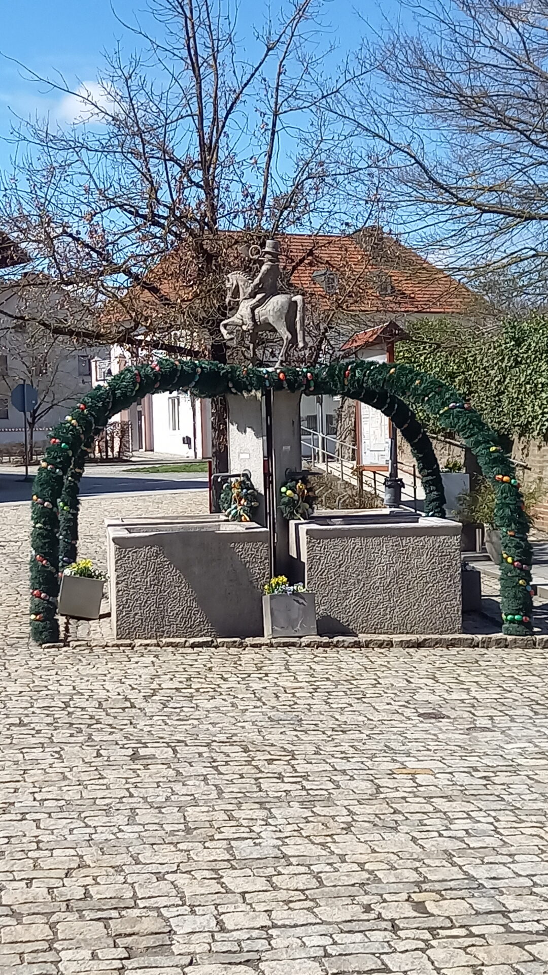 Osterbrunnen auch 2023 ein Glanzstück in der Ortsmitte