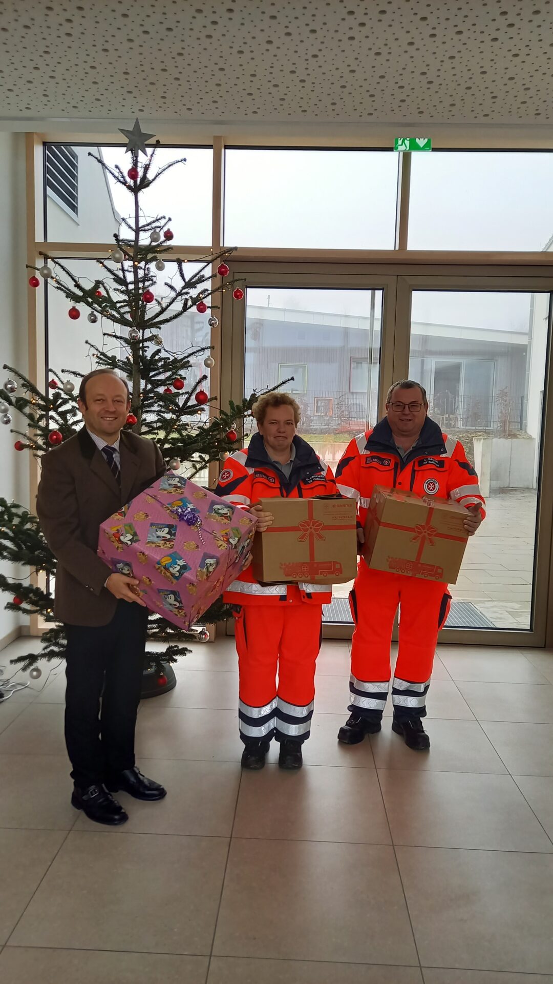 Päckchen für die „Johanniter-Weihnachtstrucker“ gesammelt