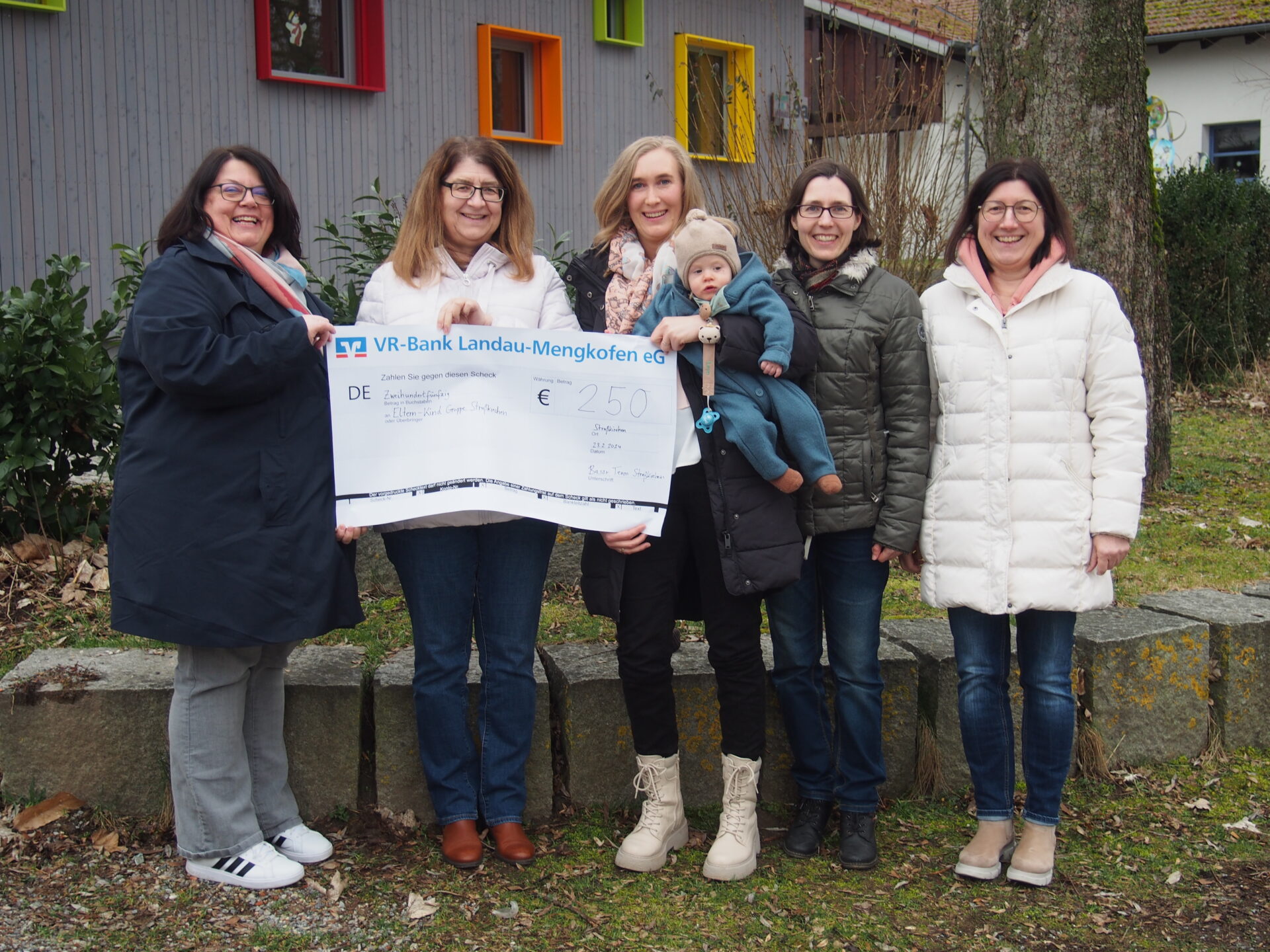 Basar-Team spendet an Eltern-Kind-Gruppe Straßkirchen