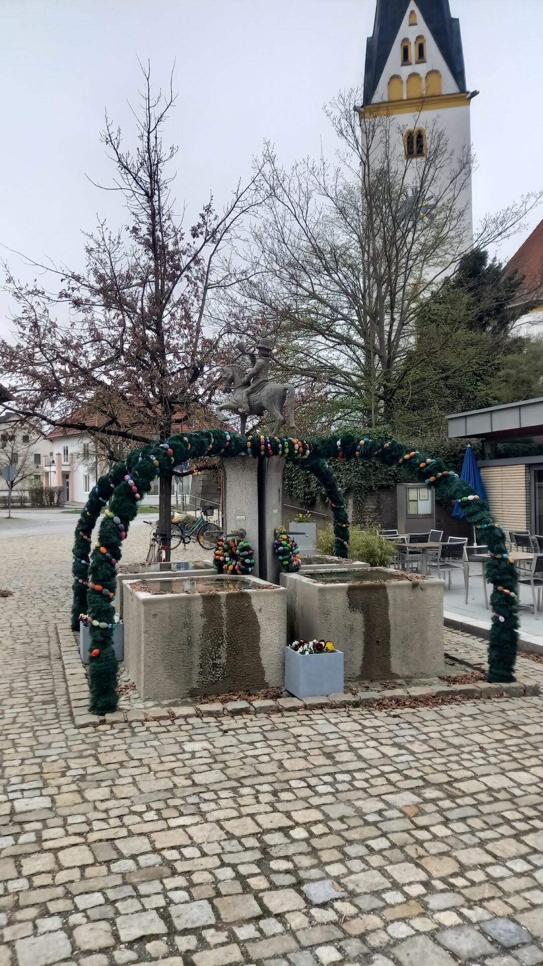 Osterbrunnen auch 2024 ein Glanzstück in der Ortsmitte