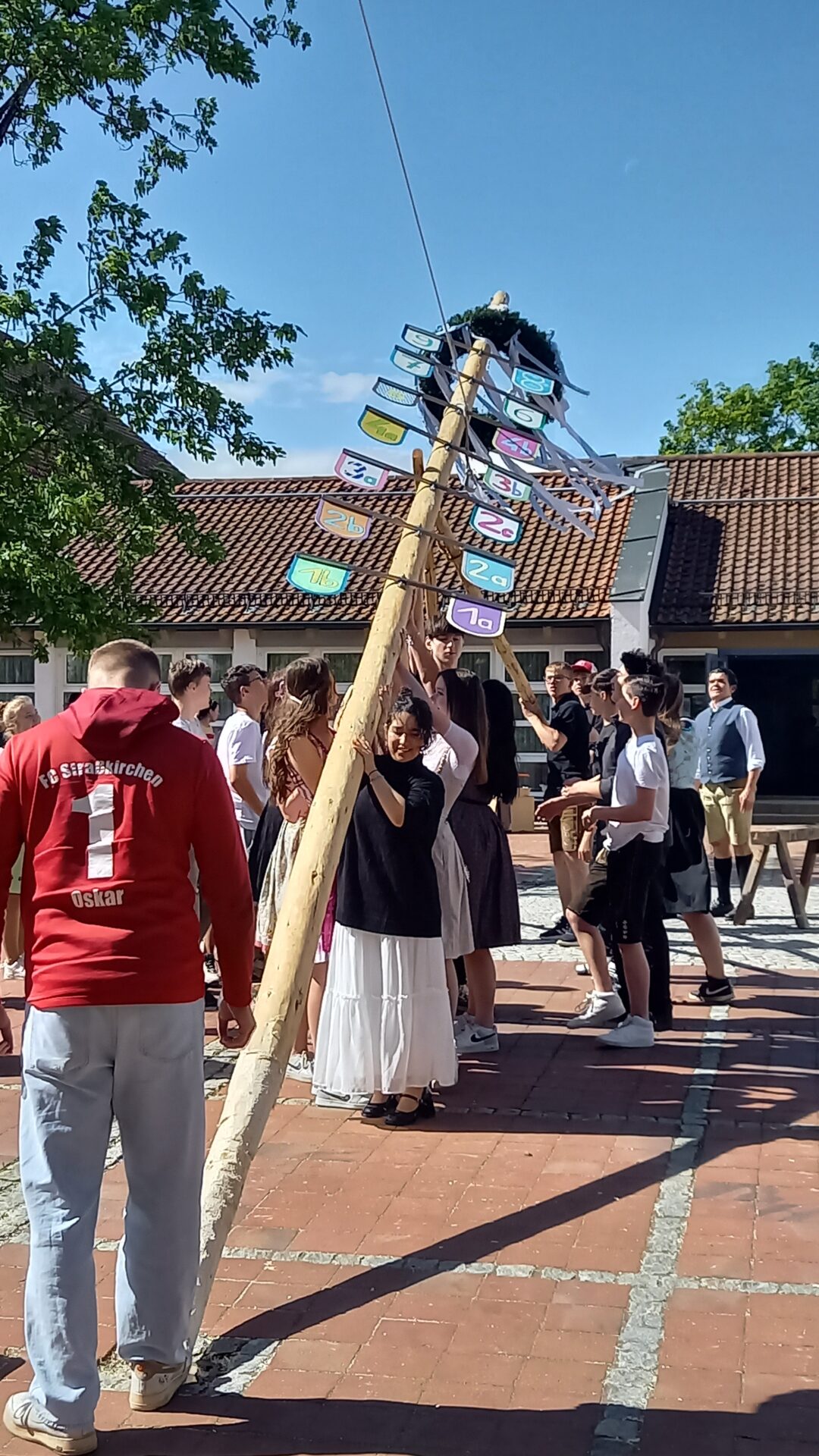 Maibaumaufstellen in Straßkirchen